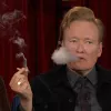 El presentador Conan O'Brien fumó marihuana en su show televisivo por invitación de Seth Rogen