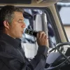 El alcoholímetro de arranque se implantará en 2022 para los conductores profesionales 