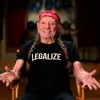 Willie Nelson esquiva la censura de la Super Bowl pidiendo la legalización de… unas zapatillas