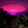 Parecían aliens pero era cannabis: Australia alucina con una intensa luz rosa en el cielo