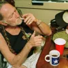 Cher rememora la droga y el olor a marihuana del autobús de Willie Nelson 