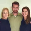 Ross Ulbricht junto a su madre Lyn Ulbricht y su hermana Cally durante una visita al penal en 2018.