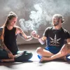 El yoga potencia los beneficios terapéuticos del cannabis