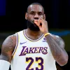LeBron James celebra un mate con el gesto de fumar y pasar un porro 