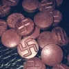 Encuentran pastillas de MDMA y LSD con simbología nazi