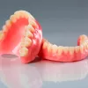 Descubren que el CBD ayuda a prevenir infecciones en dentaduras postizas