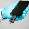 Sensor portátil que se conecta a tu móvil para detectar cannabinoides sintéticos en minutos.