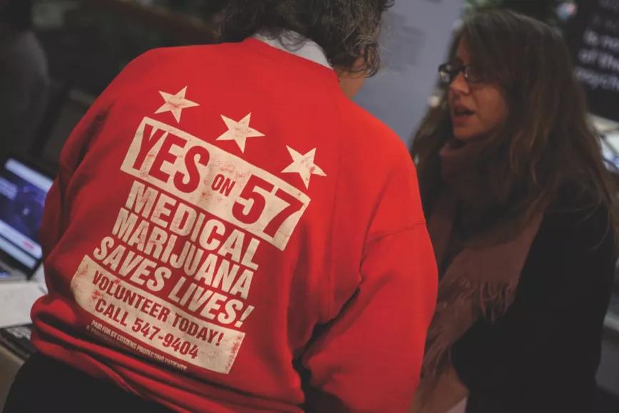 Activista con la camiseta de la campaña por la legalización de la marihuana medicinal en DC en 1997.