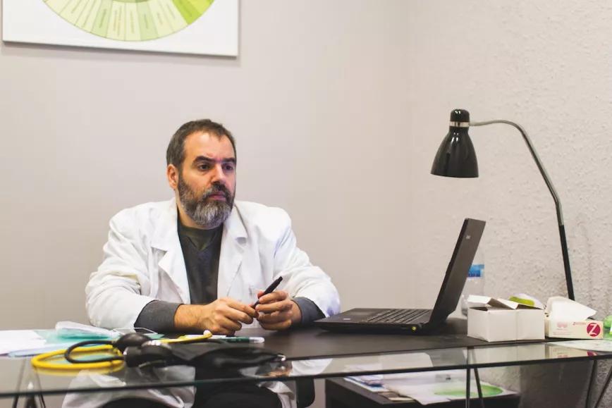 El médico Albert Estrada en la consulta del gabinete terapéutico de la asociación cannábica donde trabaja