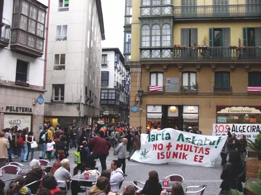 La Marcha Mundial de la Marihuana 2009 en Bilbao, llegando a la plaza de Santiago