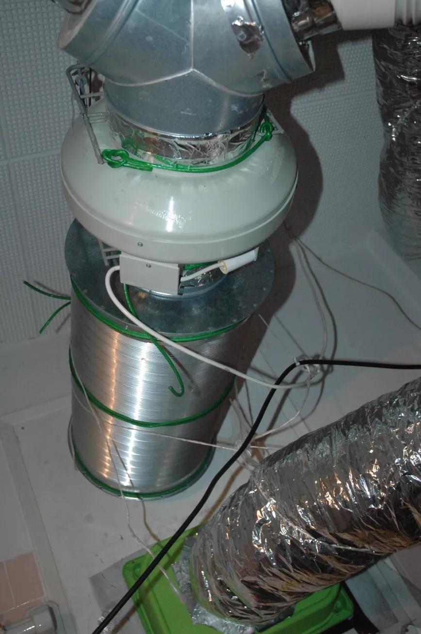 Un silenciador conectado al extractor reduce notablemente el ruido que hace el aire al ser expulsado; combinado con un filtro de carbón, asegura una ventilación libre de olores y silenciosa.