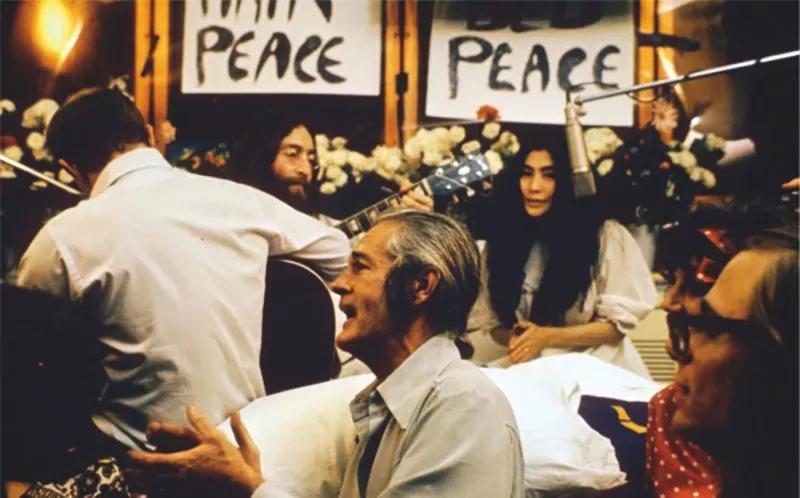 Leary grabando con John Lennon y Yoko Ono "Give Peace a Chance (1969). Poco después fue encarcelado, pero no perdió la sonrisa.