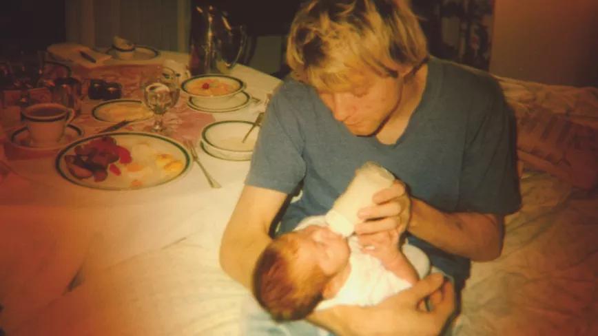 Alimentando a su única hija, Frances Bean Cobain