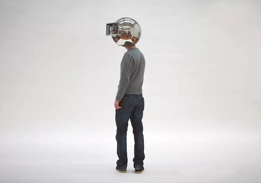 Decelerator Helmet, obra de Lorenz Potthast presente en la exposición +Humanos del CCCB.
