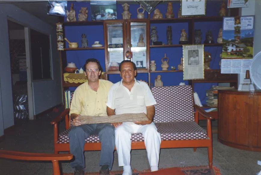 Con Jorge González, chamán y exrector de la universidad de san Martín, en Tarapoto (Perú), con un trozo de liana