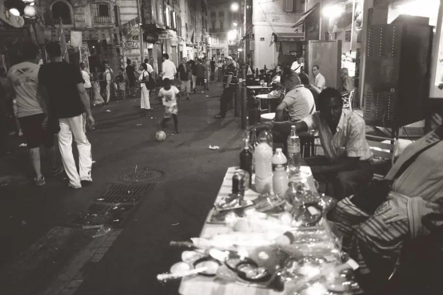 Noche de fiesta popular en el barrio de Noailles