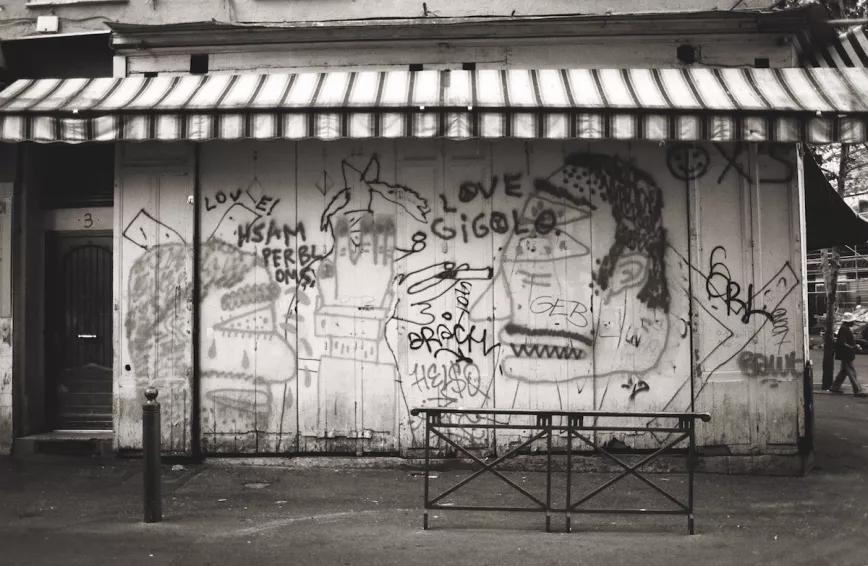 Los porros, protagonistas habituales de los grafitis de la ciudad