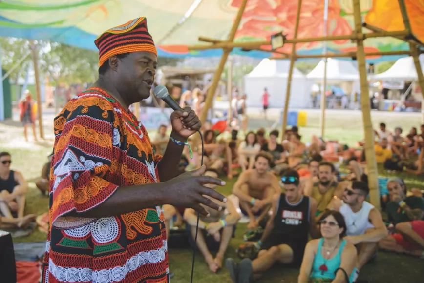 Boniface Ofogo compartiendo la tradición oral de Camerún