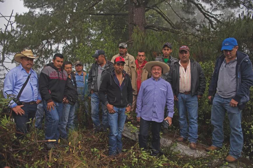 El alcalde Leopoldo Soberanís rodeado de cultivadores de amapola en el Filo Mayor (12-06-2016). 