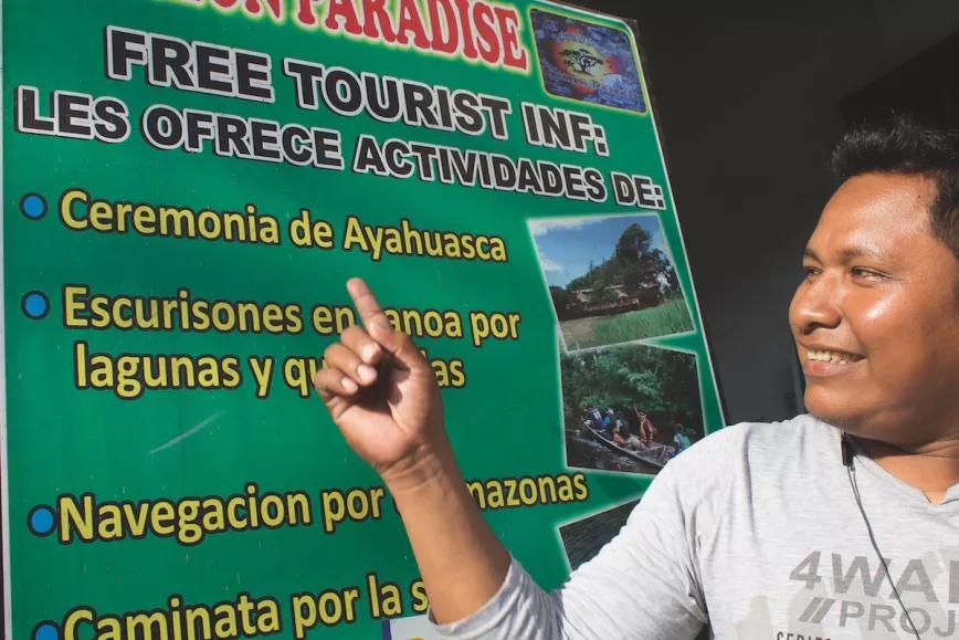 En Iquitos existen al menos cuarenta albergues ayahuasqueros; se especula que reciben decenas de miles de pasajeros cada año, el 25% del turismo de la ciudad