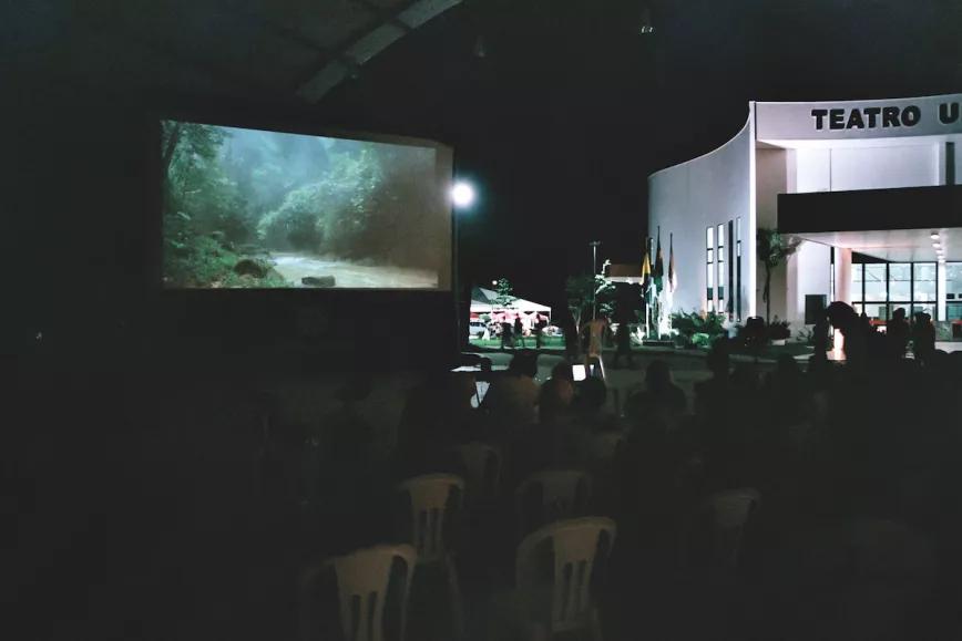 Uno de los largometrajes del Ayuahuasca Film Festival que se proyectaron en los exteriores del auditorio.