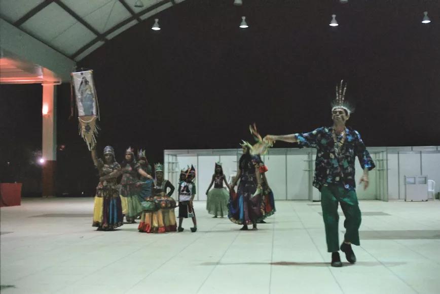 Grupo de indígenas tocando música y bailando danzas tradicionales.