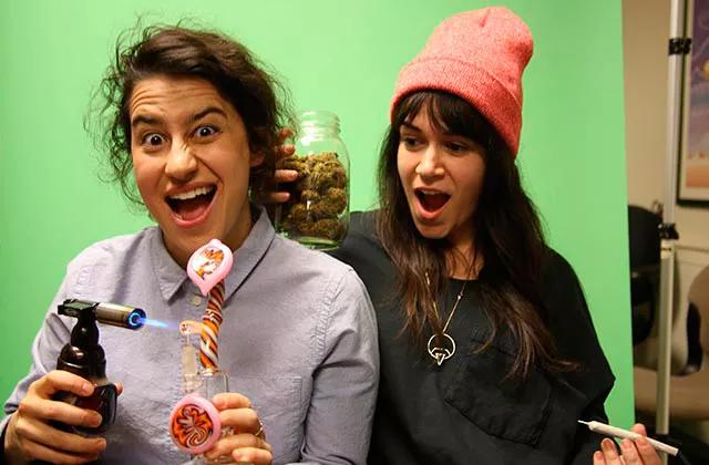 Abbi Jacobson + Ilana Glazer: Conocido dúo cómico cannábico Jacobson y Glazer son las estrellas actuales del humor de fumetas en los círculos indies. Se dice que compartieron una sesión brutal de buenos humos con Woopy Goldberg.