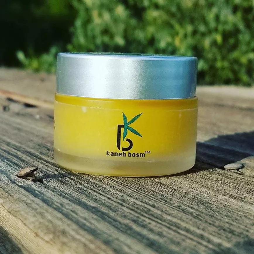 Lavender Mint CBD Balm de Kaneh Bosm: Crema de uso tópico con CBD y aceite de cáñamo. No sabemos si te dará sueño pero te vas a la cama con las manos hidratadas.