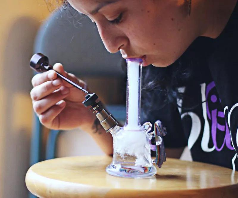 Dab Rigs: Las pipas diseñadas para el consumo de concentrados son el nuevo “popularizar la pipa de agua”. Las puedes conseguir hasta en Amazon (bueno, en realidad no).