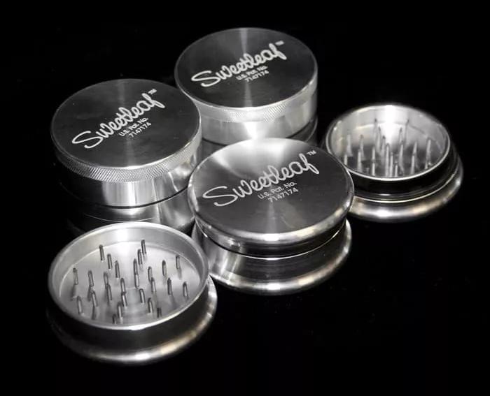  Sweetleaf Grinder: Aunque parezca mentira este grinder del año 2000 fue el primero de su línea. Algo que en estos momentos se perfila como básico ni siquiera estaba en el mercado hace 18 años.