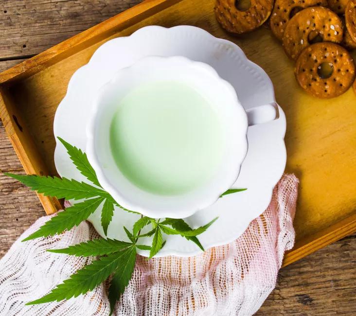 Leche con cannabis: Si haces una base de leche con cannabis la vas a poder utilizar con muchos productos. Posiblemente sea la top 1 de todas estas bebidas.