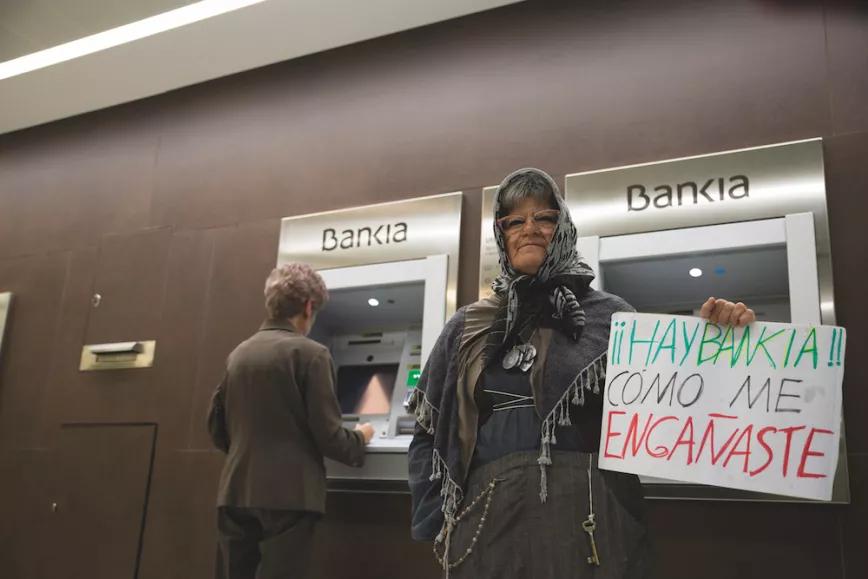 11 de febrero de 2016, un centenar de personas se concentra en una sucursal de Bankia en la calle Mayor de Madrid pidiendo negociar un alquiler social para 60 familias a punto de ser desahuciadas. Hubo tres detenciones y tres heridos.