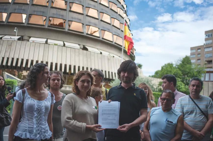 7 de agosto de 2013, con Ada Colau y Rafael Mayoral al frente, presentan el recurso de inconstitucionalidad contra la Ley 1/2013