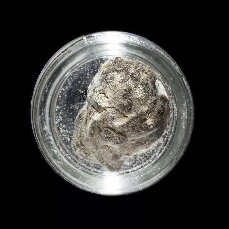 Mejor cannabis infundido medicinal: THCA covered Solventless Geodes con White Buffalo Flower, Gorilla Glue Rosin y Red Dragon White Buffalo Kief de Sovereign.