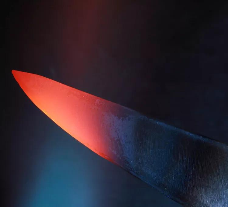 Un cuchillo caliente: Cuidado con esta. Si calientas la hoja de un cuchillo lo suficiente y lo acercas a la planta genera vapor que puede ser inhalado.