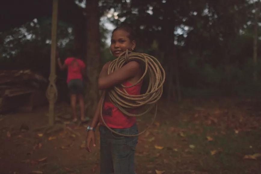 Andri Camila Mercado Acosta, de diez años, ayuda a su familia en el cuidado de ganado en La Chocoanita, en la región del Chocó