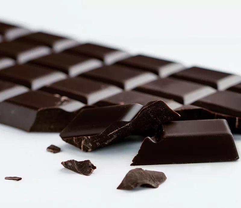 Chocolate negro: Cuando el cacao es de más del 72% se considera que es el más sano que uno puede consumir. Además también se acopla con el receptor cannabinoide CB1. Haced la suma.