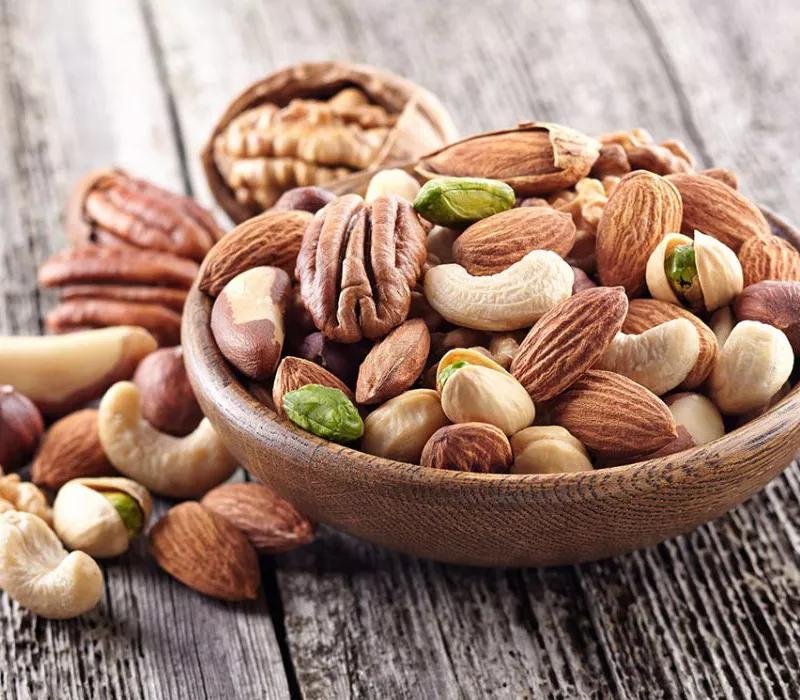 Frutos secos: Ayudan al corazón, o eso se dice. Las nueces y las almendras suelen ser las más recomendables porque, por lo general, tienen menor tratamiento industrial.