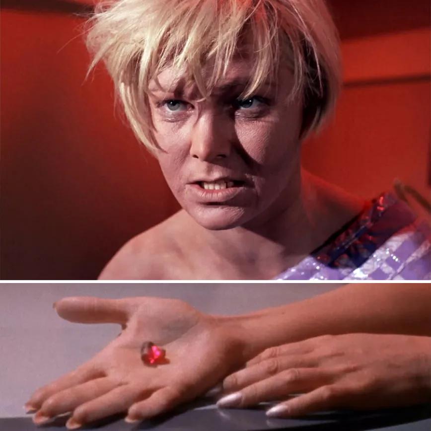Droga de Venus en Star Trek S01E06: Una droga que te vuelve increíblemente guapo y atractivo. En el capítulo una mujer de venus (qué original) trata de infiltrarse entre la tripulación con esta poderosa droga del amor.