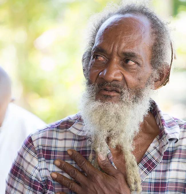 Iyah V: Jamaica. Uno de los más respetados y conocidos miembros de la comunidad rastafari de Jamaica que lucha por la legalización del cannabis.