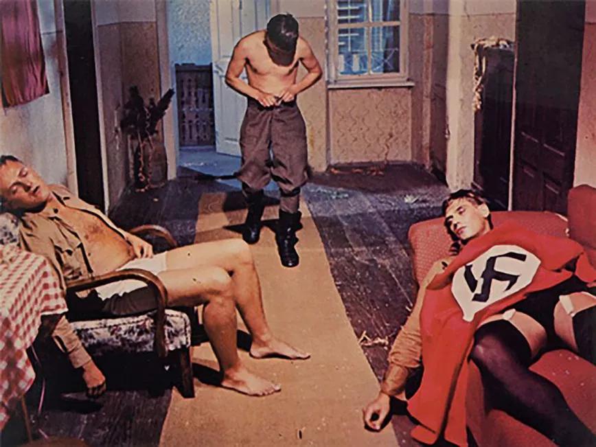 El triunfo estético del nazismo y sus excesos se ha reflejado en infinidad de obras artísticas. En la imagen, un fotograma de La caída de los dioses (1969), de Luchino Visconti.