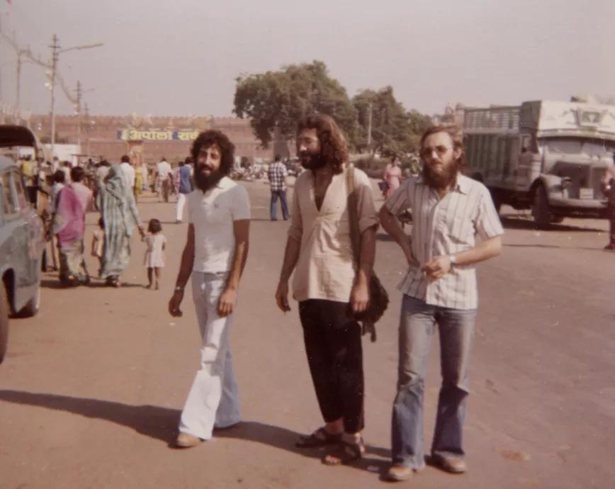 Burrial con Antoni, de blanco, en compañía de un amigo desertor que vivía en Nueva Delhi, allá por 1980