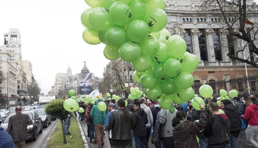 En 2016 la MMMM tomó la Gran Vía madrileña con su procesión de globos cannábicos