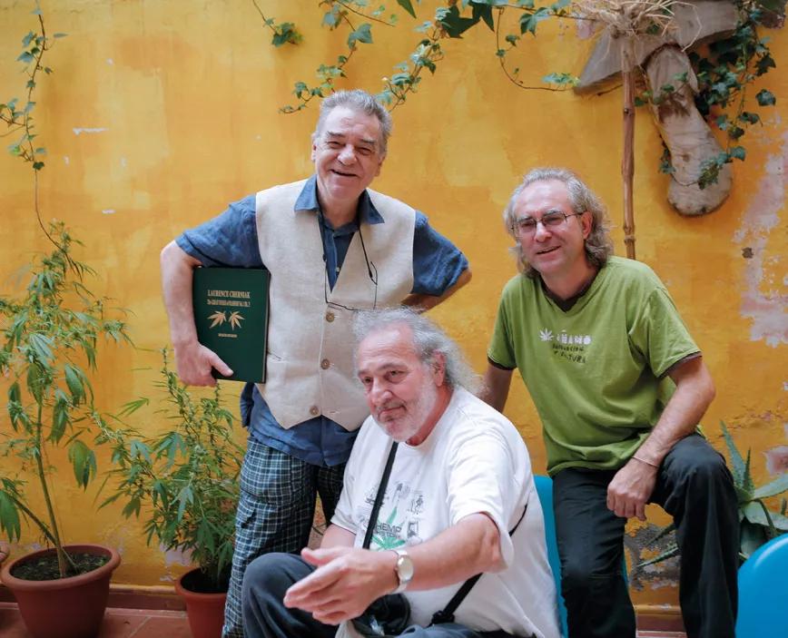 Gaspar y Moisés López con el famoso activista Jack Herer en el patio de la redacción de Cáñamo, allá por 2009