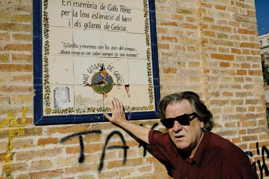 Bajo la placa en memoria de Gato Pérez, en el barrio barcelonés de Gracia