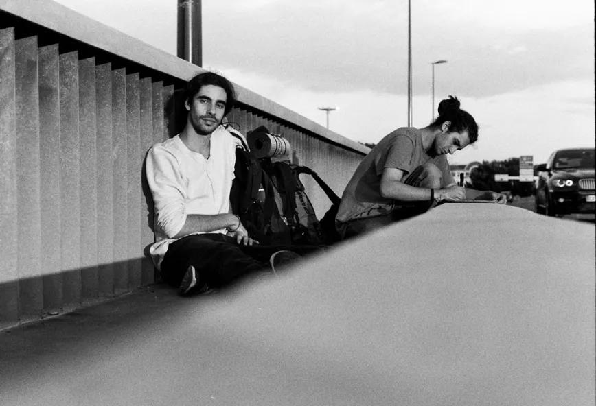 Dos jóvenes en la carretera