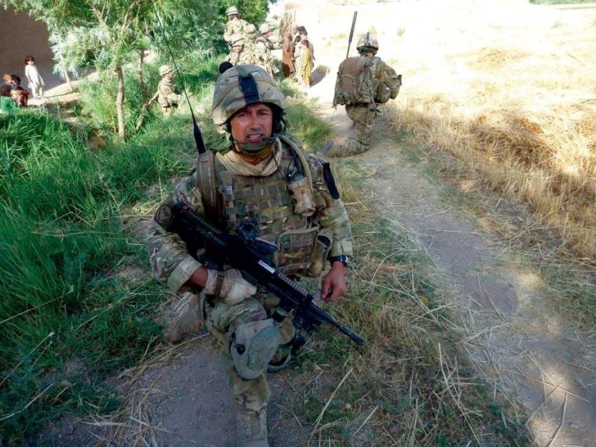 Alex Seymour patrullando por Afganistán