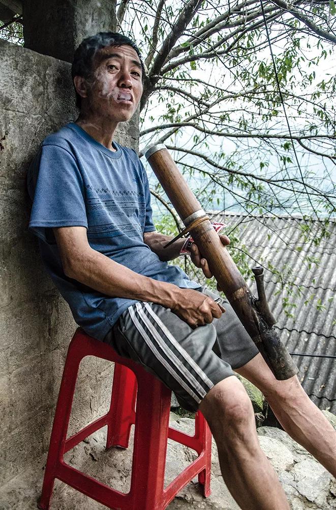 Hombre fumando tabaco en bongs