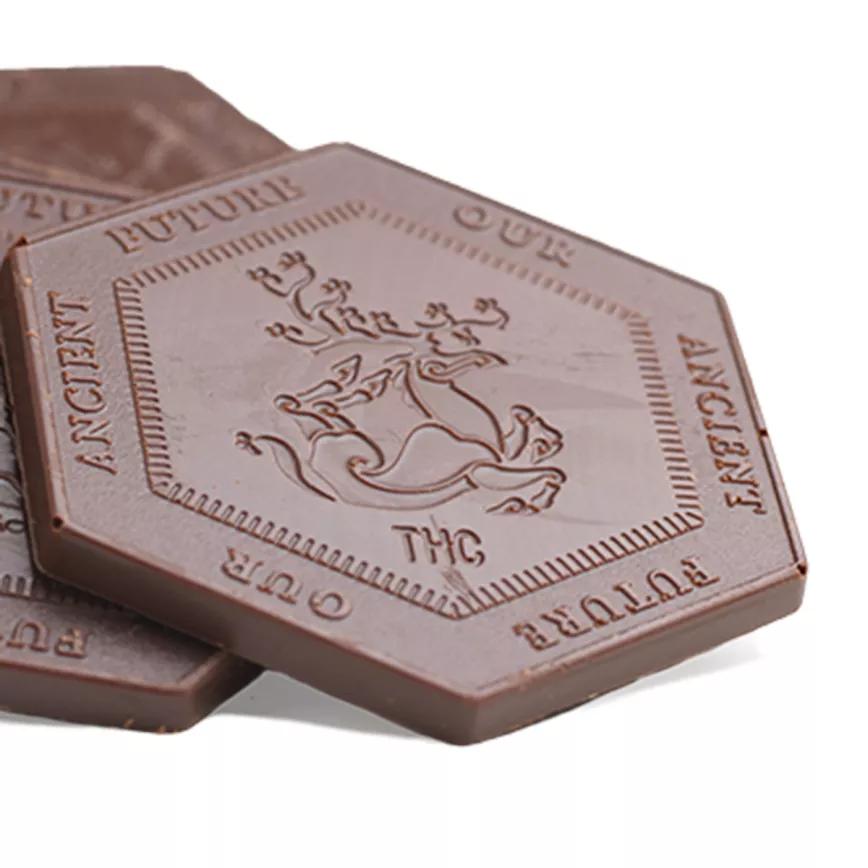 ALTAI CHOCOLATE COIN: Más chocolate con forma de moneda. La empresa Altai es bastante conocida y fue premiada por un chocolate infundido que se vende por unos 17 dólares. Esta es una versión más barata de 10mg. THC. Precio: Entre 3.45 y 4$