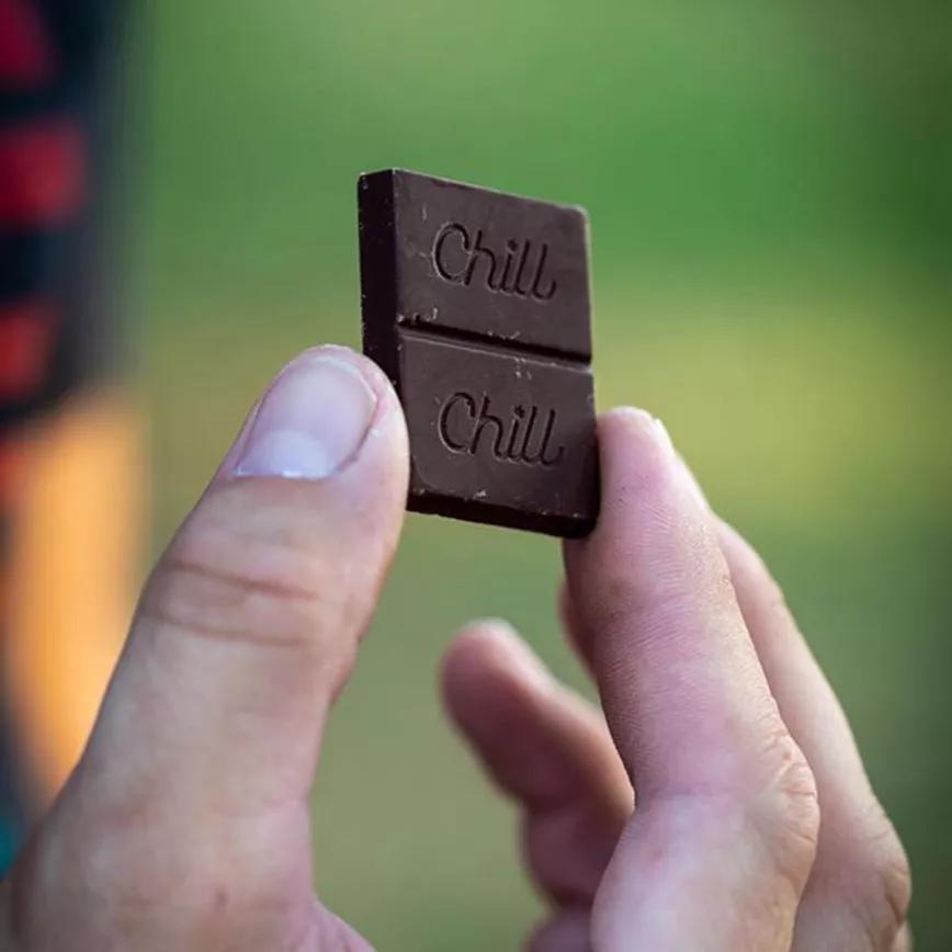 Chill Chocolate Singles: Puedes elegir entre chocolate negro, con leche o mezcla. El chocolate se elabora con diferentes sabores como pimienta o capucchino. Se venden en paquetes de 100mg THC. Cada barra viene a tener unos 10mg. THC. Precio: unos 3.50$